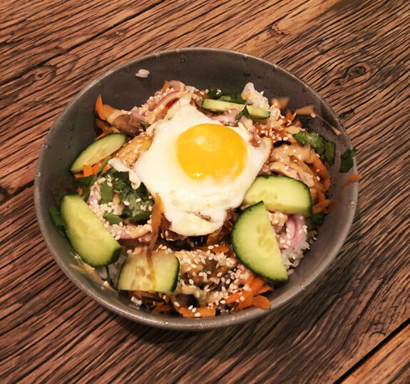 Poké bowl med æg og rødløg